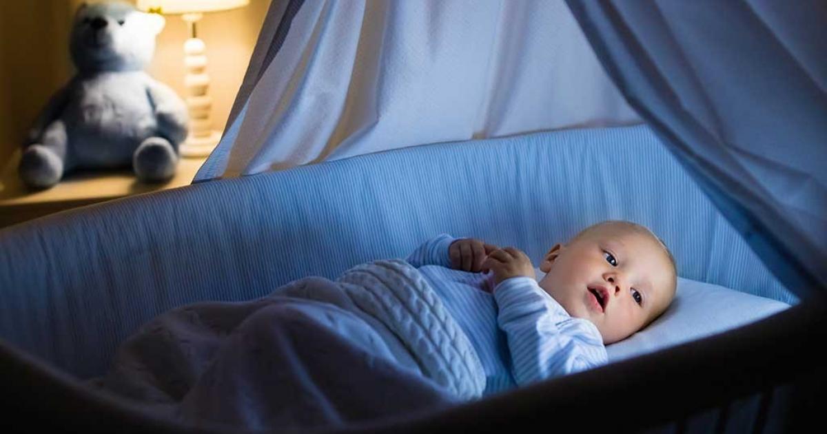 почему ребенок ночью холодный. свет для сна. малыш спит. почему ребенок ночью холодный. спящий ребенок.