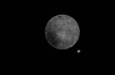 صورة تظهر الأرض من خلف القمر