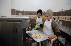 فتيات يعملن داخل معمل لصناعة الحلويات ‫(30125961)‬ ‫‬.jpg