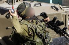 جندي إسرائيلي يرمي قنبلة.jpg