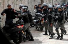 جنود الاحتلال يعتدون على شاب بالأقصى.jpg