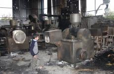 قصف مصنع في غزة.jpg