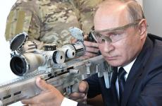 بوتين يطلق النار بسلاح قنص.jpg