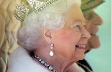 مجوهرات الملكة اليزابيث.jpg