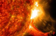 انفجار شمسي في الفضاء.jpeg