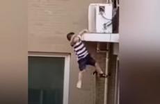 طفل يسقط من علو.jpg
