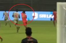 وزير الرياضة المالديفي يضرب لاعب.jpg