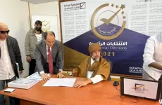 سيف الإسلام القذافي لدى تقديمه أوراق ترشحه.webp