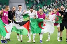 علم فلسطين مع منتخب الجزائر.jpeg