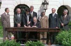 توقيع اتفاقية أوسلو بحضو الرئيس الأمريكي الأسبق بيل كلينتون.jpg