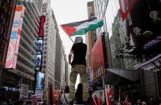 صورة توضيحية.. أعلام فلسطين في نيويورك.jpg