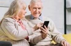 مسن يحمل هاتف.jpg