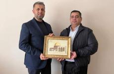 هنية يُهدي تيرزي درع القدس