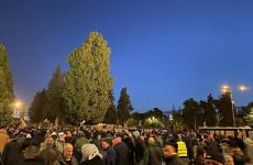 الفلسطينيون يلبون نداء الفجر العظيم في الاقصى.jpg