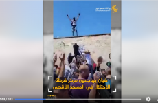 مقدسيون يهاجمون مركز شرطة الاحتلال في الأقصى.PNG