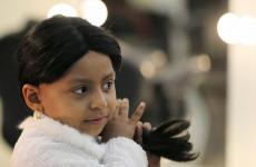 طفلة تضع ضفيرة شعر صناعية