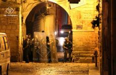 اعتداء قوات الاحتلال على المقدسيين عند باب حطة أحد أبواب المسجد الأقصى.jpg