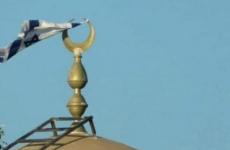مستوطنون يرفعون علم الاحتلال فوق مسجد