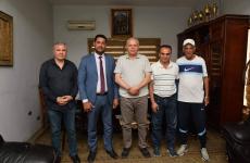 صورة تذكارية أثناء التعاقد