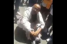 مواطن يرتدي الكفن.JPG