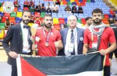 صورة للبطل بعلم فلسطين