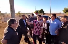 الرئيس البرازيلي يشتبك مع مدون صوره بهاتفه!