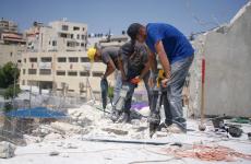مواطن يهدم منزله في القدس بيده