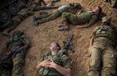 جيش الاحتلال - الاستيلاء على 3 بنادق من جنود الاحتلال وهم نائمون.jpg