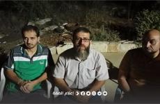 الشيخ خضر عدنان خلال تهنئة الصحفي محمد عتيق بالحرية من سجون السلطة.jfif