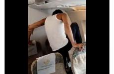 راكب يحاول تكسير نافذة الطائرة.JPG