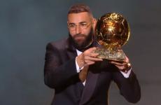 كريم بنزيما يتوج بجائزة الكرة الذهبية لأفضل لاعب في العالم.jpg