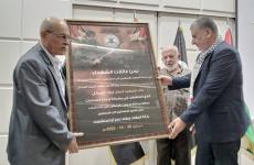 والدا الشهيدين زياد أحمد منصور ومحمد سليم أحمد سليم يكرمان القيادي أحمد المدلل.jpg