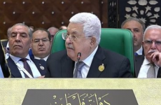 الرئيس محمود عباس في القمة العربية في الجزائر.png