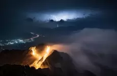 صور مذهلة للبرق في سماء مكة 2023.webp