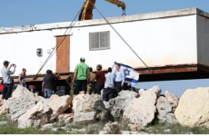 مستوطنون ينصبون بيتا متنقلا غرب بيت لحم