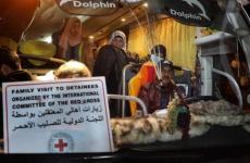 زيارات أهالي الأسرى لأبنائهم المعتقلين في سجون الاحتلال.jpg