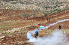 مواجهات في الضفة قنابل غاز.jpg