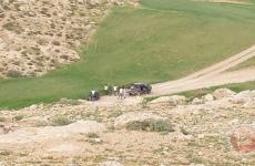 عشرات المستوطنين يهاجم مزارع المواطنين....jpeg