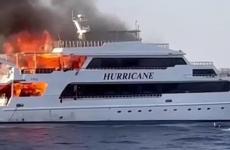 حريق في قارب