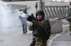 جندي اسرائيلي يطلق الغاز