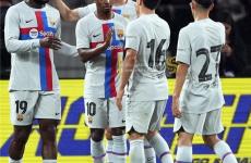 كيسي بجانب لاعبو برشلونة