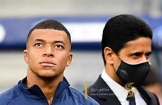 القطري ناصر الخليفي (يمين) رئيس باريس سان جيرمان الفرنسية رفقة النجم كيليان مبابي