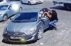 فيديو شاب فلسطيني ينقذ طفل بالخليل