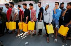 طابور تعبئة غالونات المياه في غزة