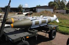 قنبلة بي إل يو-109 التي تستخدمها إسرائيل لتدمير أنفاق غزة.jpg