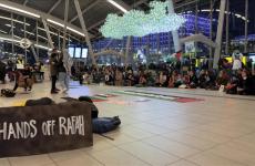 خلال وقفات التضامن مع فلسطين في محطات القطارات في هولندا.jpg