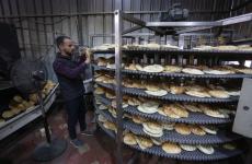 أزمة الخبز في غزة - مجاعة - مواطنون يتجمعون حول المخبز الوحيد في دير البلح للحصول على ربطة خبز بسبب اغلاق المعابر وعدم دخول طحين 4.jfif