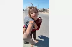 طفلة غزية تسعاف شقيقتها