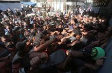 أزمة الخبز في غزة - مجاعة - مواطنون يتجمعون حول المخبز الوحيد في دير البلح للحصول على ربطة خبز بسبب اغلاق المعابر وعدم دخول طحين 1.jfif