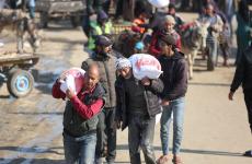 مواطنون يحملون الطحين جنوب القطاع